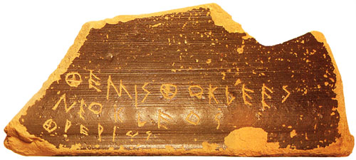 Musée de l’Agora antique d’Athènes XXV, 946: Ostrakon portant le nom de Thémistocle, fils de Néoclès, vers 480 av. J.-C.
