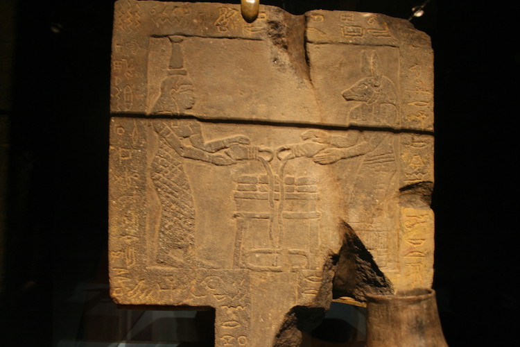 Tavola d'offerta della Candace Amanikhatashan con testo in meroitico geroglifico, I secolo d.C. (Atlanta, Michael C. Carlos Museum)