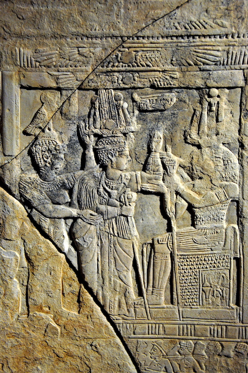 Stela in arenaria con la Candace Amanishakheto fra la dea Amesemi e il dio a testa di leone Apedemak, da Naqa, I secolo a.C. (Monaco, Staatliches Museum Ägyptischer Kunst)