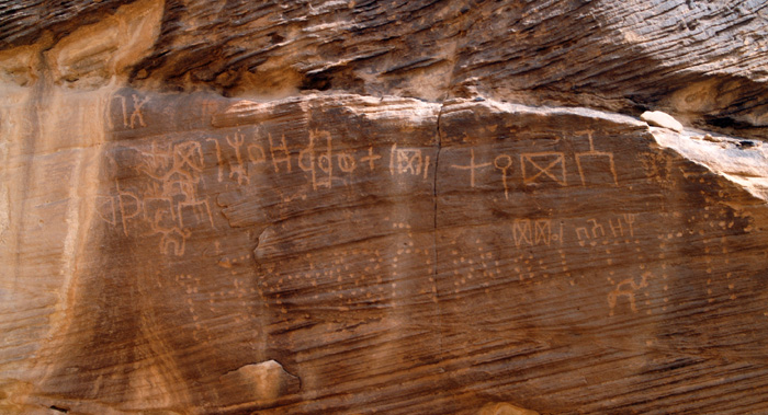 Graffito in tamudico himaitico inciso su una roccia nei pressi di Ḥimā, a nord di Najrān (Arabia saudita). 