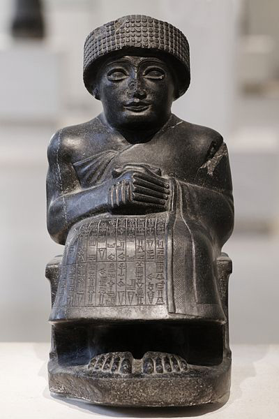 Inscription sur une statue en diorite de Gudea, gouverneur de Lagash, dédiée au dieu Ningishzida, env. 2010 av. J.-C., AO 3293, AO 4108, Musée du Louvre, Paris.