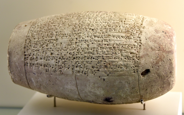 Cylindre en argile inscrit de Warad-Sin, roi de Larsa, provenant de Babylone, Irak. Période d’ Isin-Larsa, 1834-1823 av. J.-C., Vorderasiatisches Museum, Berlin.
