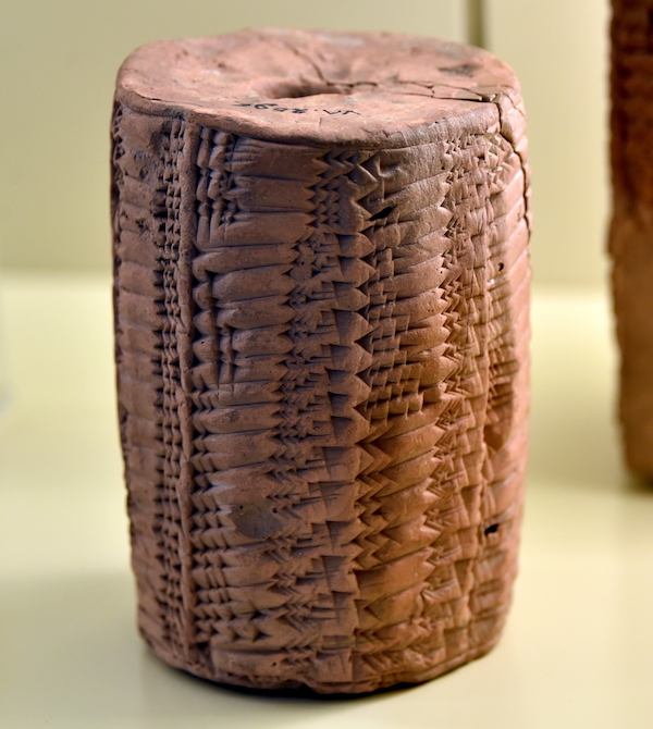 Cylindre en argile datant de l'ancienne Babylone, provenant d’Irak, avec un tableau métrologique des mesures de capacité. XVIIIe-XVIe siècle av. J.-C. Vorderasiatisches Museum, Berlin.
